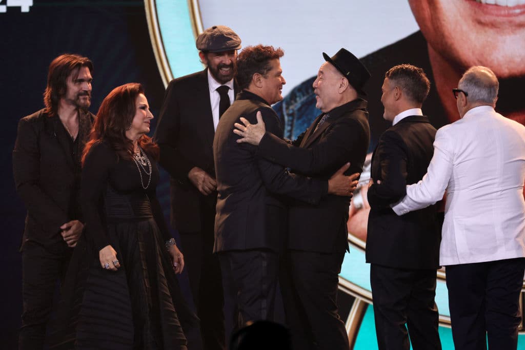 Juanes, Gloria Estefan, Juan Luis Guerra, el homenajeado Carlos Vives, Rubén Blades, Alejandro Sanz y Emilio Estefan.