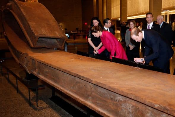 Dentro de la exposición 'In Memorial', los visitantes pueden dejar un mensaje o firmar en una tableta. Los duques decidieron plasmar sus nombres en fimas.