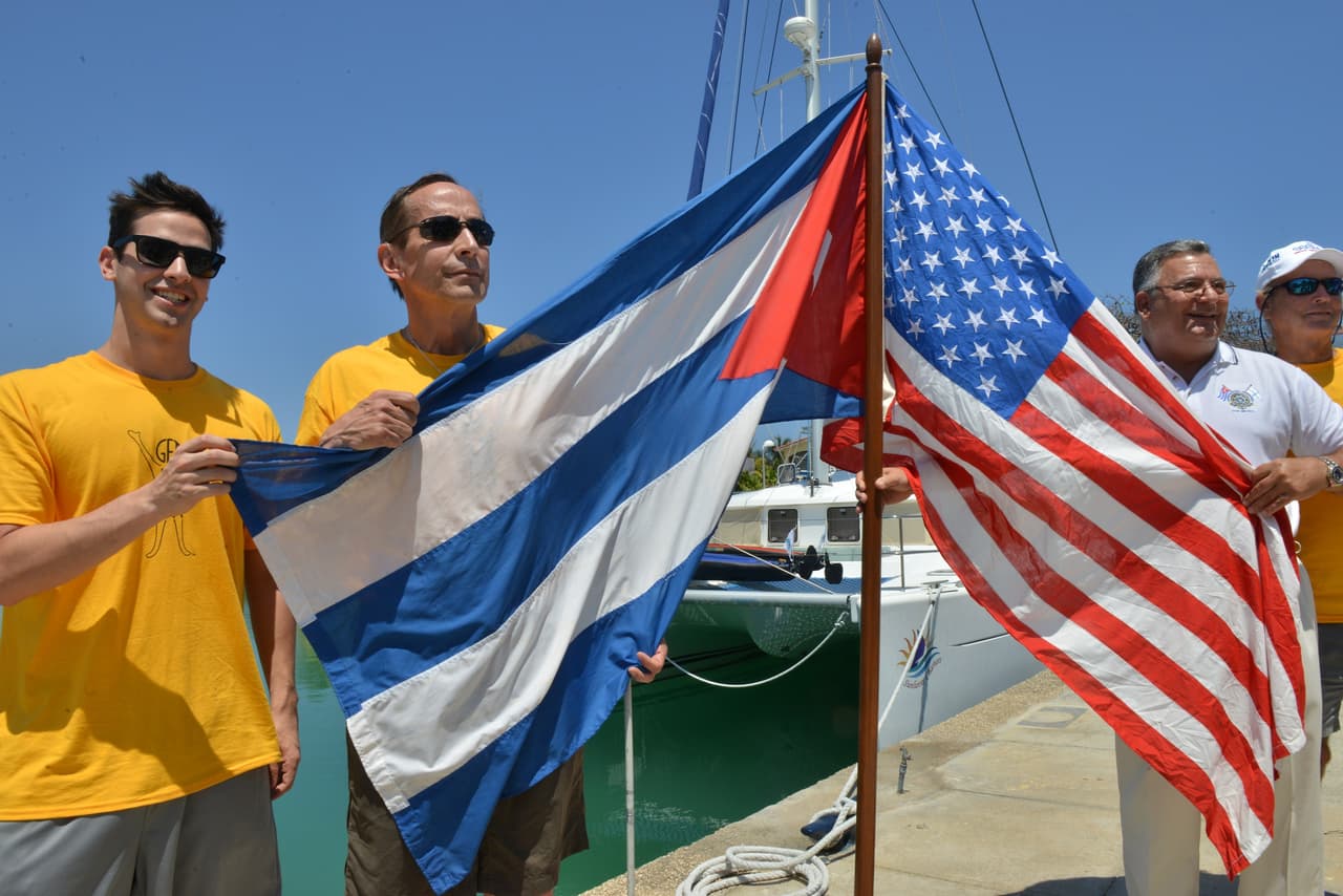Peter Crowley y su hijo en la Marina Hemingway en Cuba en el 2014.