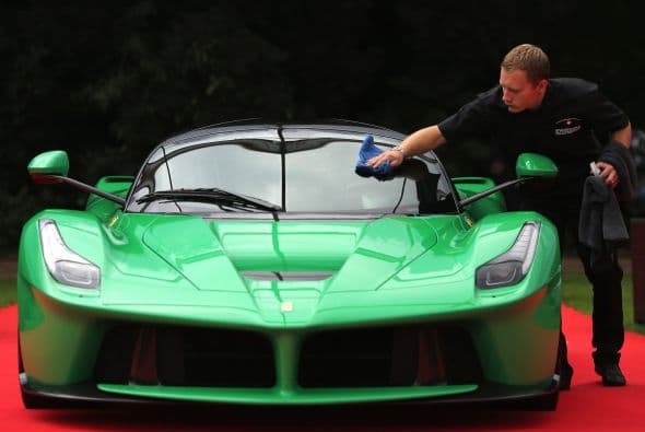 El evento anual Salón Privé en su noveno año se ha convertido en un evento popular para los amantes de autos. También llamado The Luxury and Supercar Show. Este año el evento será más grande y mejor que los años anteriores. Primero que nada el evento de tres días se realizará en un espacio de 200 acres de Syon Park, la casa en Londres del Duque de Northumberland. En este evento se pueden encontrar algunos de los autos más lujosos y exclusivos del mundo. El Salón Privé se ha convertido en algo así como el Pebble Beach de Inglaterra, donde los coleccionistas presumen sus joyas más preciadas.