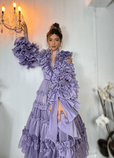 Para su participación en ‘Las Mañanitas’ de la Virgen de Guadalupe, la adolescente optó por un vestido lila ataviado de olanes en las mangas, escote y faldas.