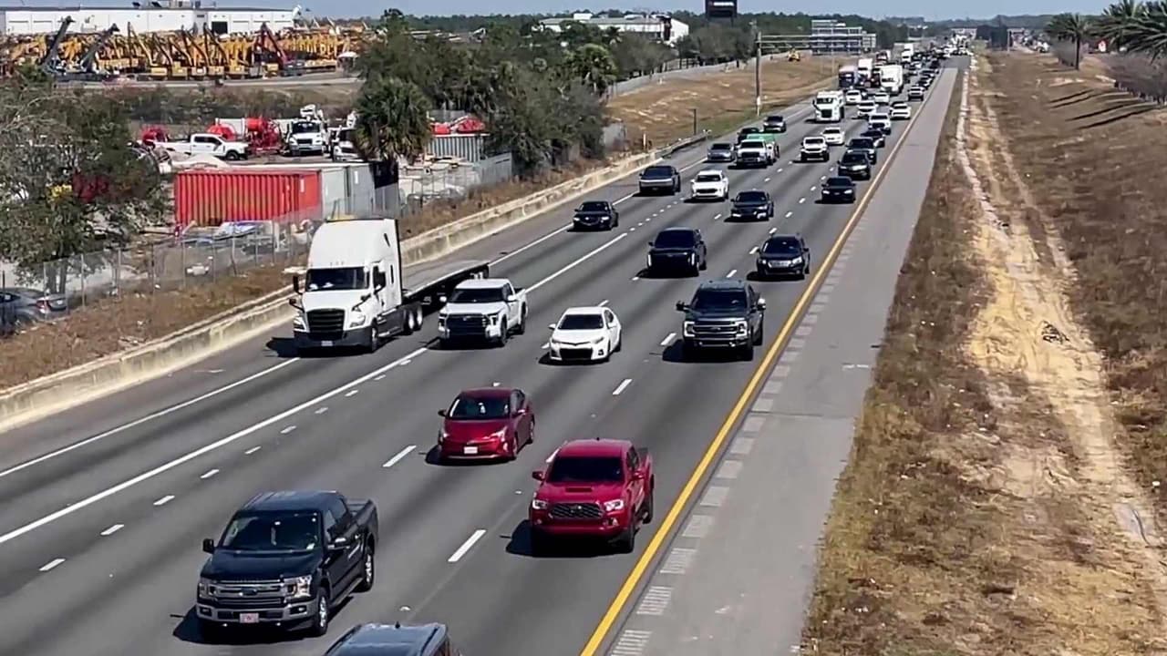 Hundimiento en la I-4 provoca cierre y caos vial en dirección a Tampa