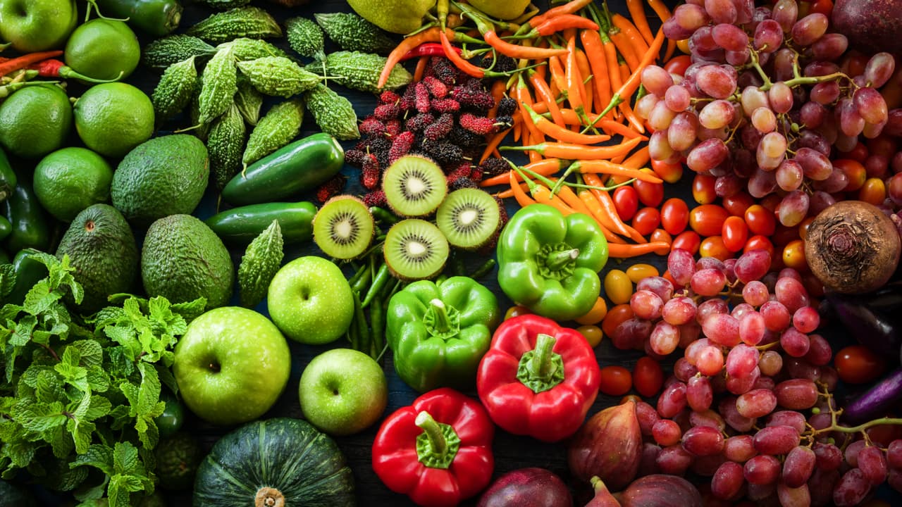 <b>Verduras y frutas. </b>Cebollas, ajos, brócoli o coliflor están en la lista, que añade otros muchos como lentejas, hongos, pimientos. Entre las frutas, están las naranjas, las mandarinas, los pistachos, las peras, las fresas, uvas o los arándanos.