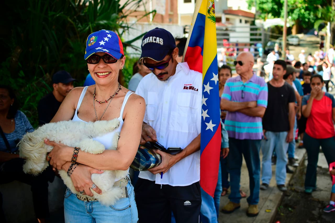La asistencia a los puntos de votación opositora ha sido masiva. Analistas han calculado que la participación estaría en torno a los 10 millones de personas. Voceros de la oposición calificaron de “provocación” la coincidencia de la consulta opositora con el simulacro de elección constituyente.
