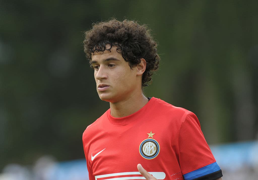 A los 16 años firma un precontrato con el Inter de Milán.