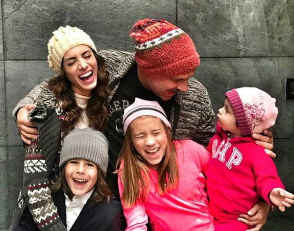 <a href="https://www.univision.com/shows/despierta-america/lo-confiesa-sin-tapujos-arath-de-la-torre-se-considera-un-esposo-super-mandilon-video">De la Torre</a> confesó que este aparato sorprendió a sus tres hijos, ya que fue difícil para ellos verlo conectado.