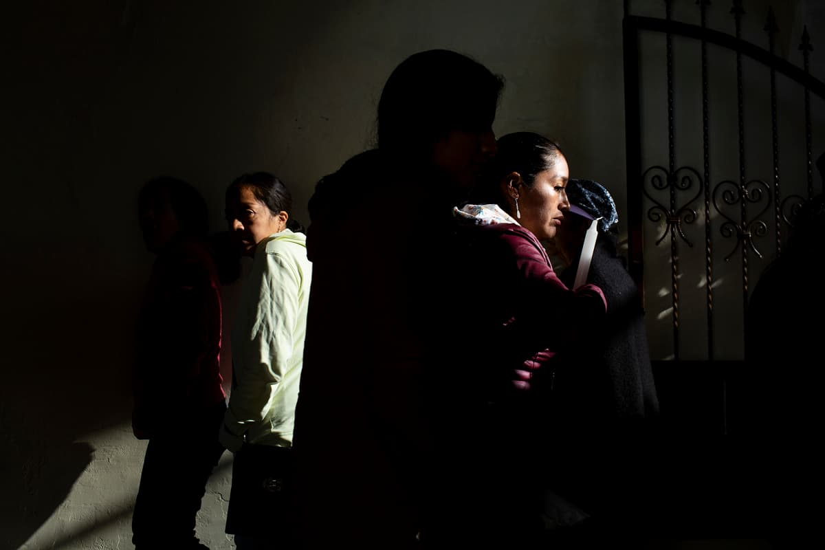 El ritual de dejar una vela con un pedido concreto es parte de la peregrinación al santuario.