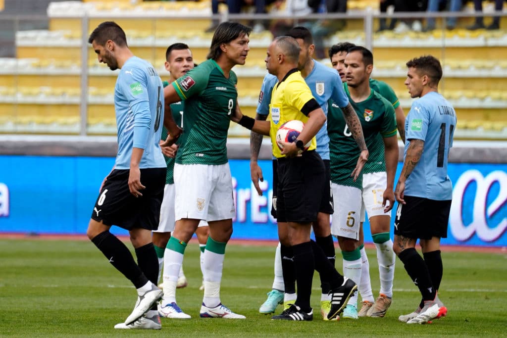 Uruguay tropieza en Bolivia y los locales los golean 3-0, Perú logra conseguir los puntos de visita 1-2 frente a Venezuela y llegan a 17 unidades.