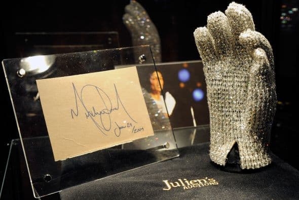 MICHAEL JACKSON- Tras la muerte de este reconocido artista, sus propiedades y pertenencias se han vuelto centro de atención. Fue en junio de 2010 cuando se subastó un guante cubierto de diamantes que Jackson llevó consigo en una gira de 1984. Este accesorio alcanzó los $192 mil.