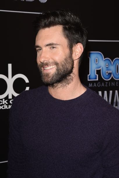 Adam Levine siempre ha optado por un look más desenfado y ese también se lo da su barba de unos tres o cuatro días. Ese es el tiempo ideal para proyectar ese aspecto. Él, arriba y abajo de los escenarios luce muy sexy con su barba.