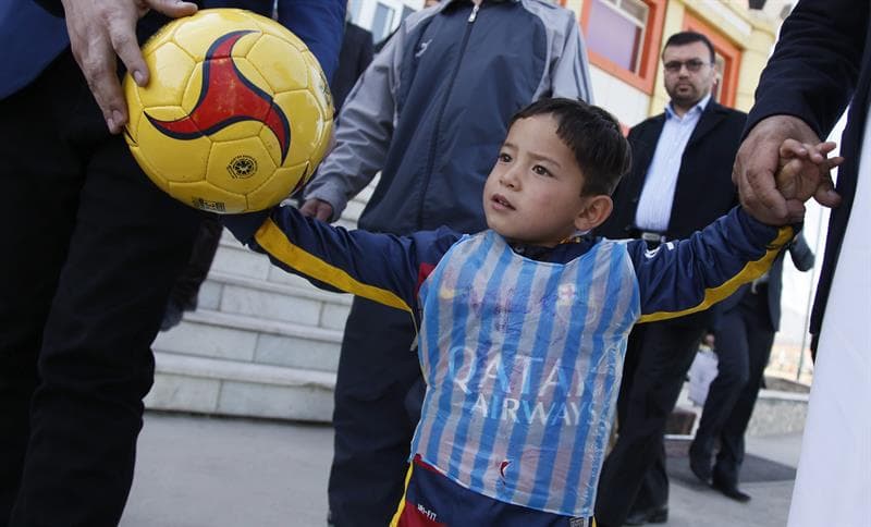 El niño afgano de 5 años Murtaza Ahmadi posa con una camiseta de su ídolo, Lionel Messi.