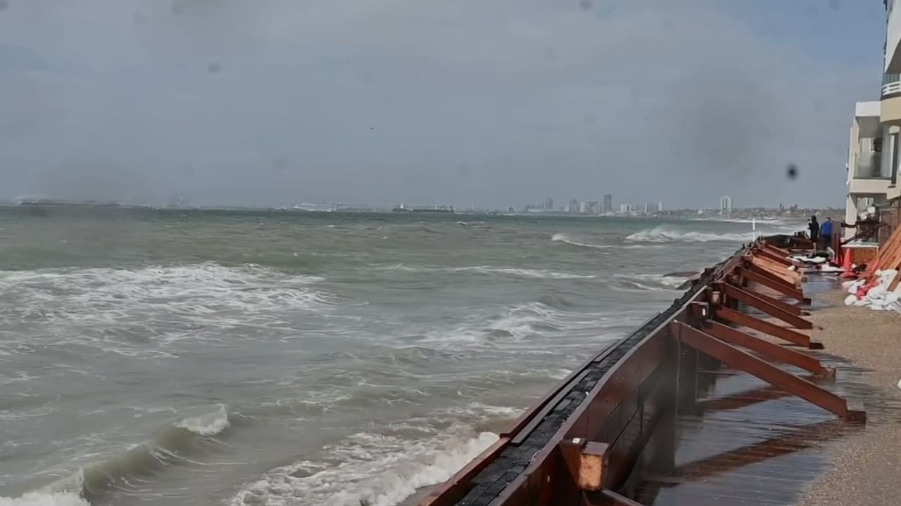 Oleaje de Rachel destruye parte del malecón y obliga a evacuar viviendas en California