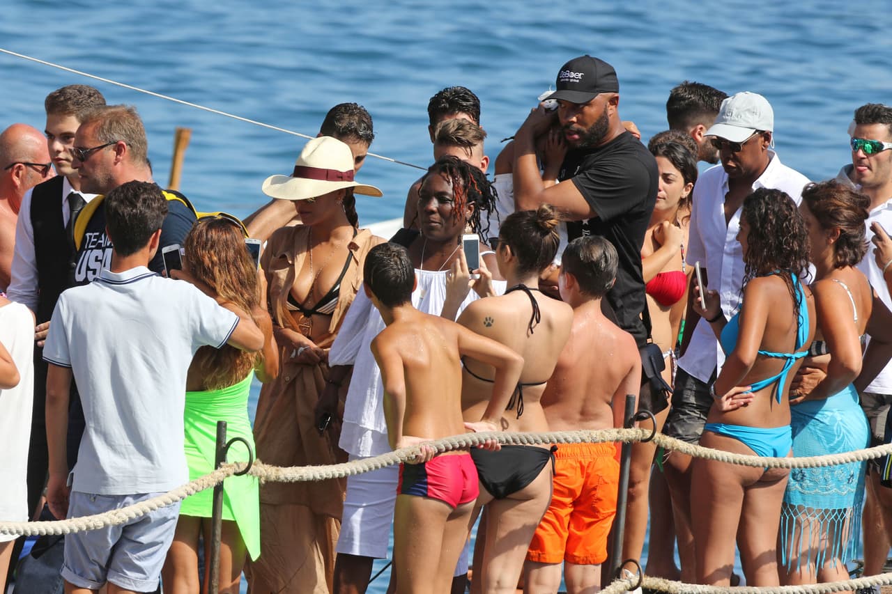 En el muelle los esperaba un grupo de fans que no perdieron oportunidad de tomarse fotos con las celebridades.
