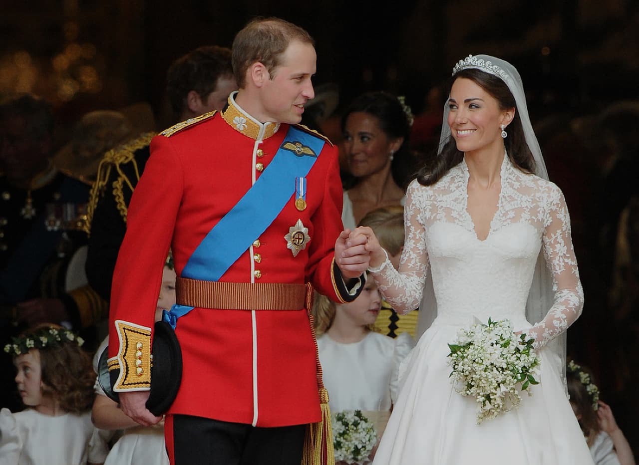 El 29 de abril de 2011 
<b><a href="https://www.univision.com/famosos/kate-middleton-y-el-principe-william-cumplen-9-anos-de-casados-esta-es-su-historia-de-amor-y-la-de-su-rompimiento-fotos">el príncipe William y Kate Middleton</a></b> se casaron en una boda calificada por algunos medios como un 
<b>"cuento de hadas"</b>, la cual tuvo lugar en la Abadía de Westminster de Londres.