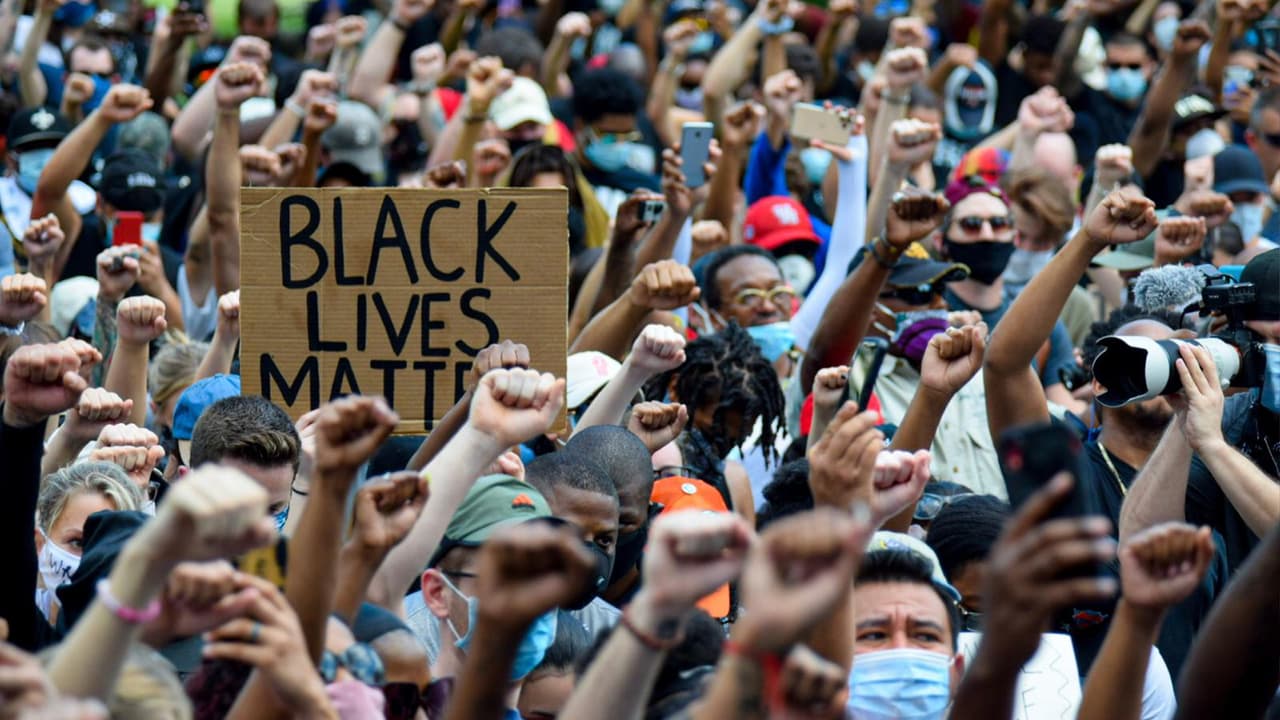 "Black Lives Matter" fue uno de las tantas consignas que la multitud gritó durante la manifestación.
