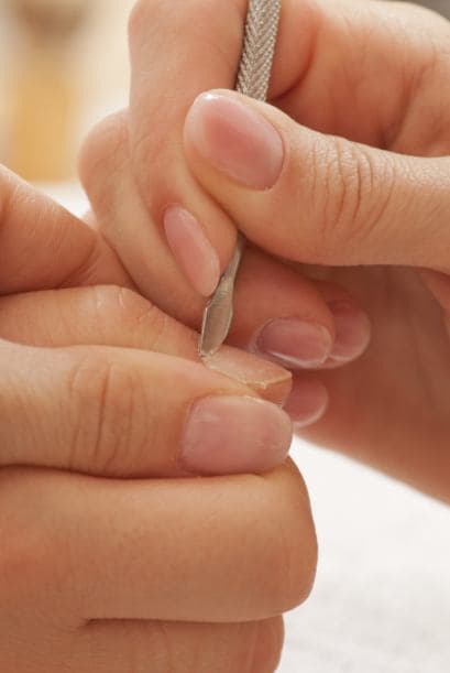Cutículas. En tu próxima manicure, colócate un poco de este fantástico aceite en las cutículas. Las suavizará y podría ayudar a estimular el crecimiento de las uñas.