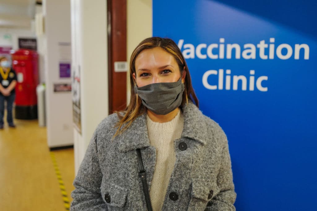 En cuanto llegue se debe llevar a las neveras que hay para este propósito: hay cuatro neveras de 27 pies cúbicos con capacidad de almacenar 300,000 vacunas y 20 medianas para 60,000 cada una.
<br>