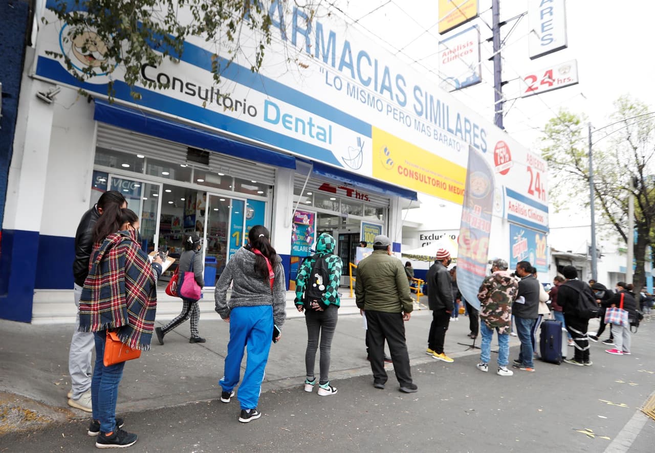 Personas hacen filas en farmacias hoy para realizarse pruebas para detectar la covid-19, en la Ciudad de México (México).