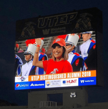 Mensaje que llegó acompañado de varias imágenes, donde se le ve con una enorme sonrisa reviendo esos años y caminando por esos pasillos que pudo volver a pisar llena de orgullo.