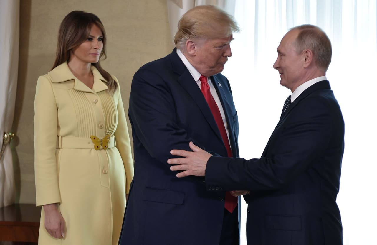 En la conferencia de prensa conjunta el presidente Trump no pronunció ni una sola palabra crítica sobre Rusia o alguno de los temas que han llevado las relaciones entre Washington y Moscú a su punto más bajo desde la Guerra Fría. En la fotografía el primer saludo de los mandatarios en Helsinki, antes de comenzar la reunión privada.