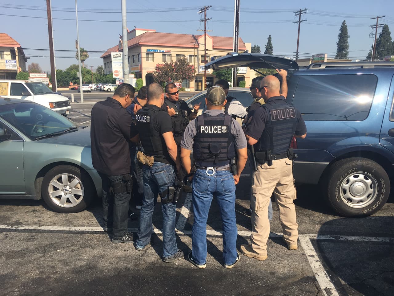 El agente Marín habla con los oficiales de ICE al finalizar las detenciones ese día.