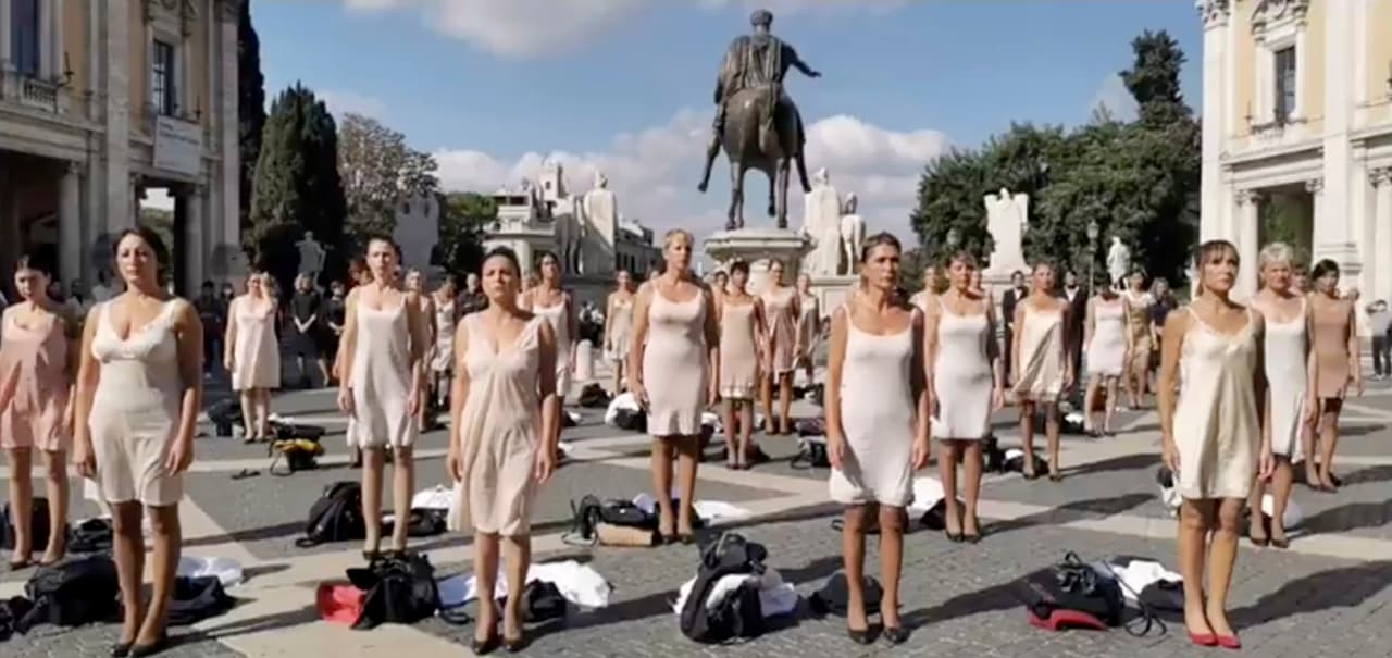 Aeromozas se quitan la ropa como protesta por cierre de Alitalia