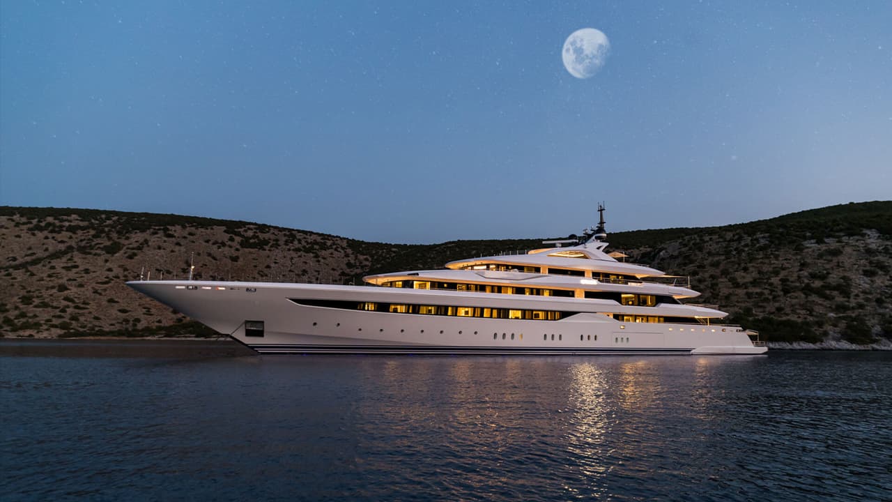 Adicionalmente, incluye estabilizadores anclados que funcionan a velocidad cero, lo que aumenta la comodidad a bordo en aguas turbulentas.