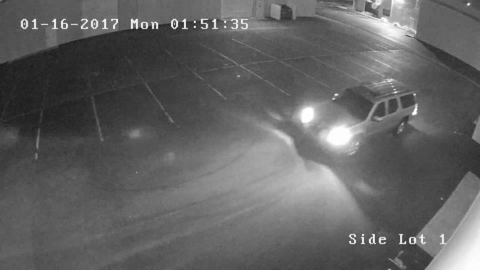 En video: abandonan el cadáver de un pandillero junto a un contenedor de basura