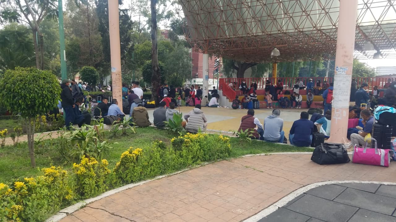 Personas que fueron estafadas para ir a trabajar a Canadá por un grupo esperan el martes 21 de septiembre de 2021 en el parque del Niño Quemado a obtener apoyo de las autoridades.