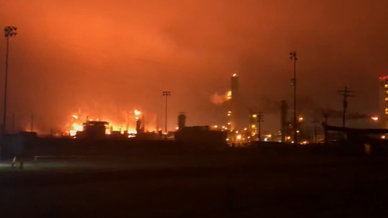 Una explosión en una planta química en West Virginia deja al menos dos heridos