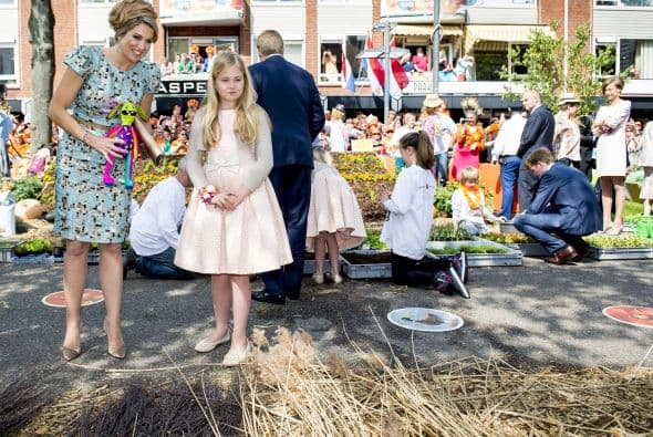 Catharina-Amalia es la hija del rey Willem Alexander y su esposa la reina Máxima. Willem ascendió al trono en 2013, luego de la abdicación del trono por parte de su madre, la reina Beatriz.La princesa de Orange, la mayor de tres hermanas, a sus 11 años va a un colegio público, practica judo, jockey, le encanta la actividad hípica y habla perfectamente holandés, español e ingles.Y aunque sus apariciones públicas por el momento son limitadas, sus papás se aseguran de incluirla en las actividades tradicionales y necesarias para su formación como futura reina.