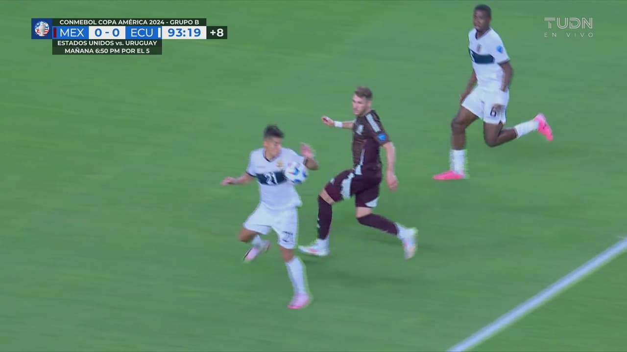 ¡Otra mano de Ecuador y adivinen qué... No se marcó penal!