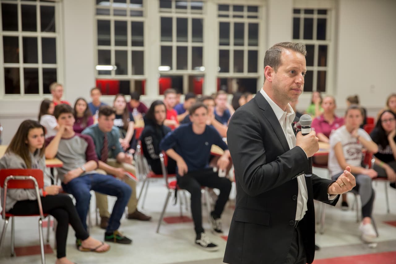 El representante demócrata por el circuito 97 de Florida Jared Moskowitz, quien creció en Parkland y se graduó en la secundaria Marjory Stoneman Douglas en 1999, fue uno de los legisladores que conversó con el grupo. “Me siento abatido, triste, frustrado, cansado, lo que pasó en nuestra casa es surreal. Ustedes (los estudiantes) son los únicos que estuvieron ahí y tienen el poder de hacerle entender a los legisladores lo que pasó”, aseguró Moskowitz.