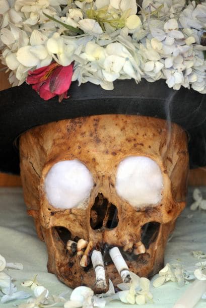 Fieles católicos de las ciudades bolivianas de El Alto y La Paz engalanan con flores, gorros o anteojos las "ñatitas", que son cráneoa humanos a los que se les atribuyen poderes milagrosos.