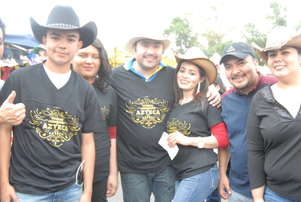 Ellos llegaron desde California para disfrutar del último adiós al gran ídolo de la música mexicana.