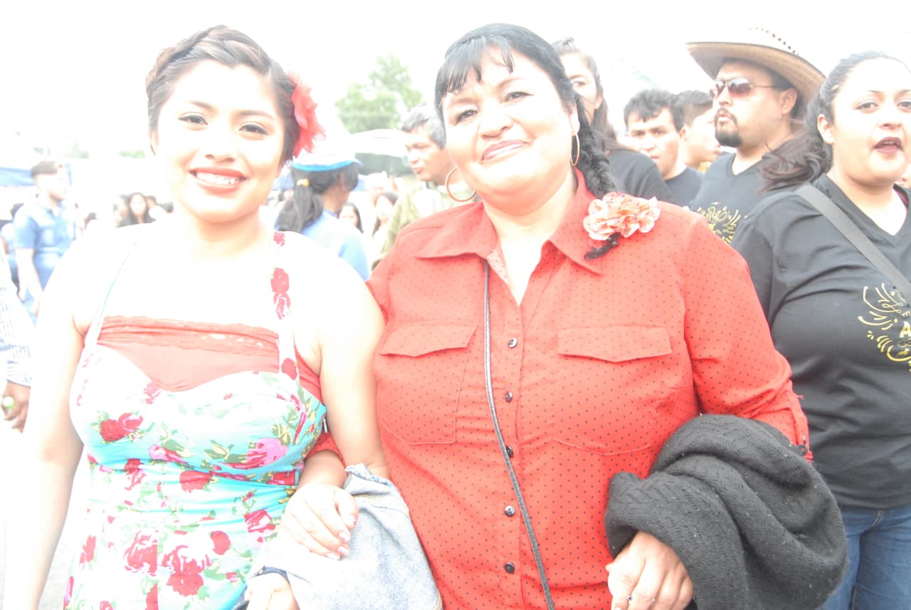 Flores, vestidos lindos y muchos labios rojos, así llegaron muchas de las mexicanas al evento.