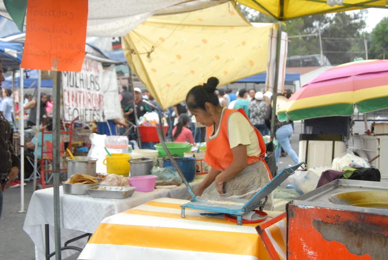¡Dos quesadillas porfavor! Esta señora tenía una gran habilidad para hacer delicias.