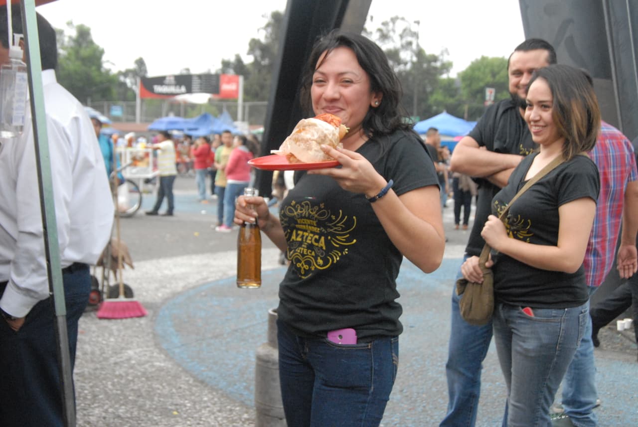 ¿Delicioso? Parece que sí. Esta chica sí que sabía de estilo a la hora del buen comer.