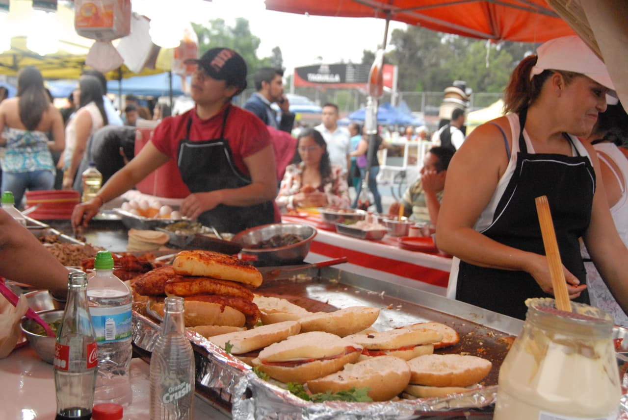 Pero si de tradiciones afuera del estadio se trata, nada como entrar a cantar con la pancita llena. ¿Qué me dices de estos pambazos?