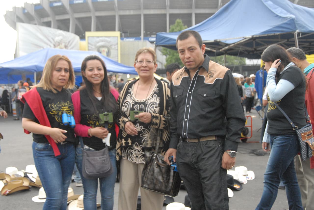 En el evento se pudieron adquirir playeras conmemorativas, pero hubo quienes llegaron ataviados en camisas regionales.