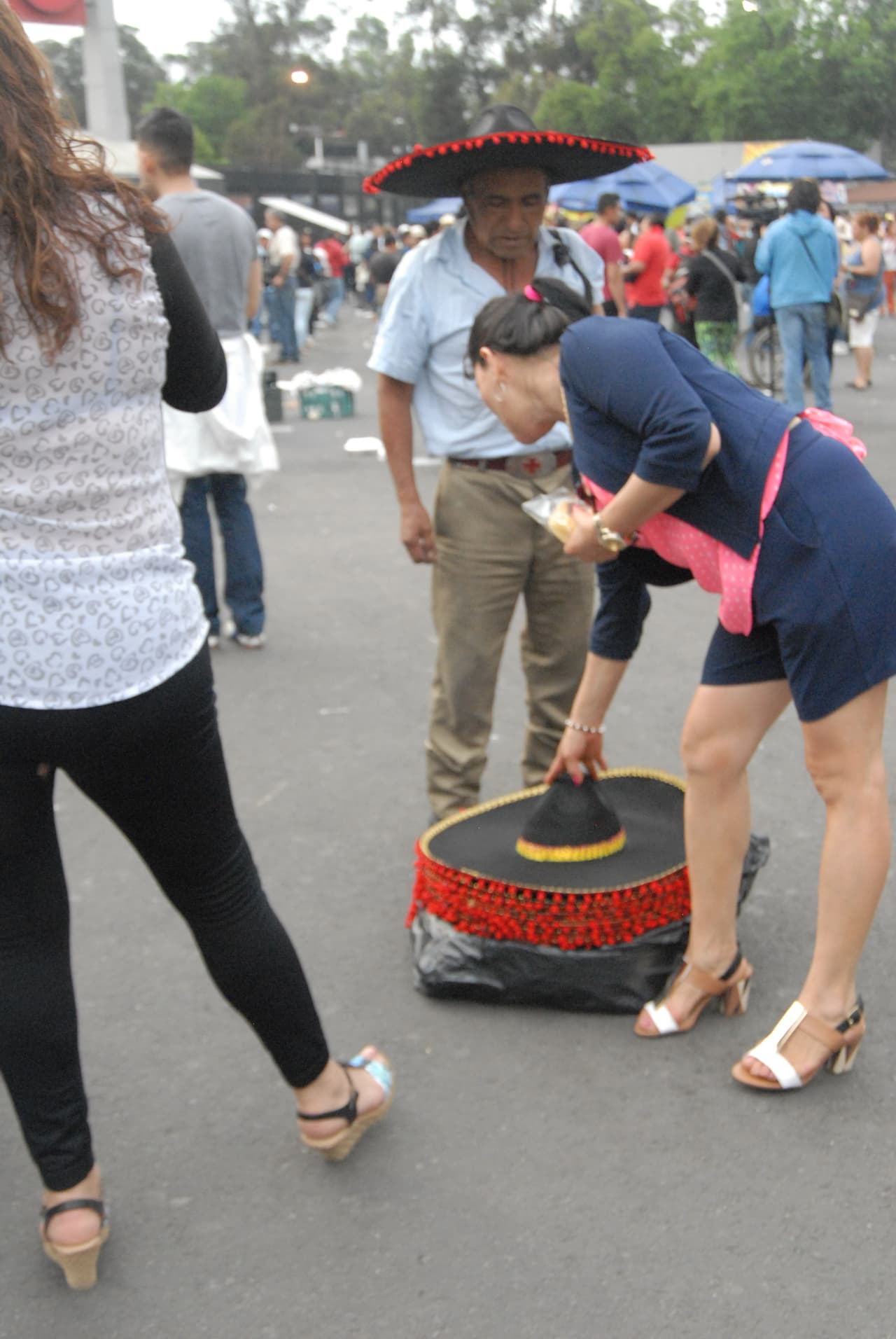 Este señor vendía unos simpáticos sombreros en 100 pesos.