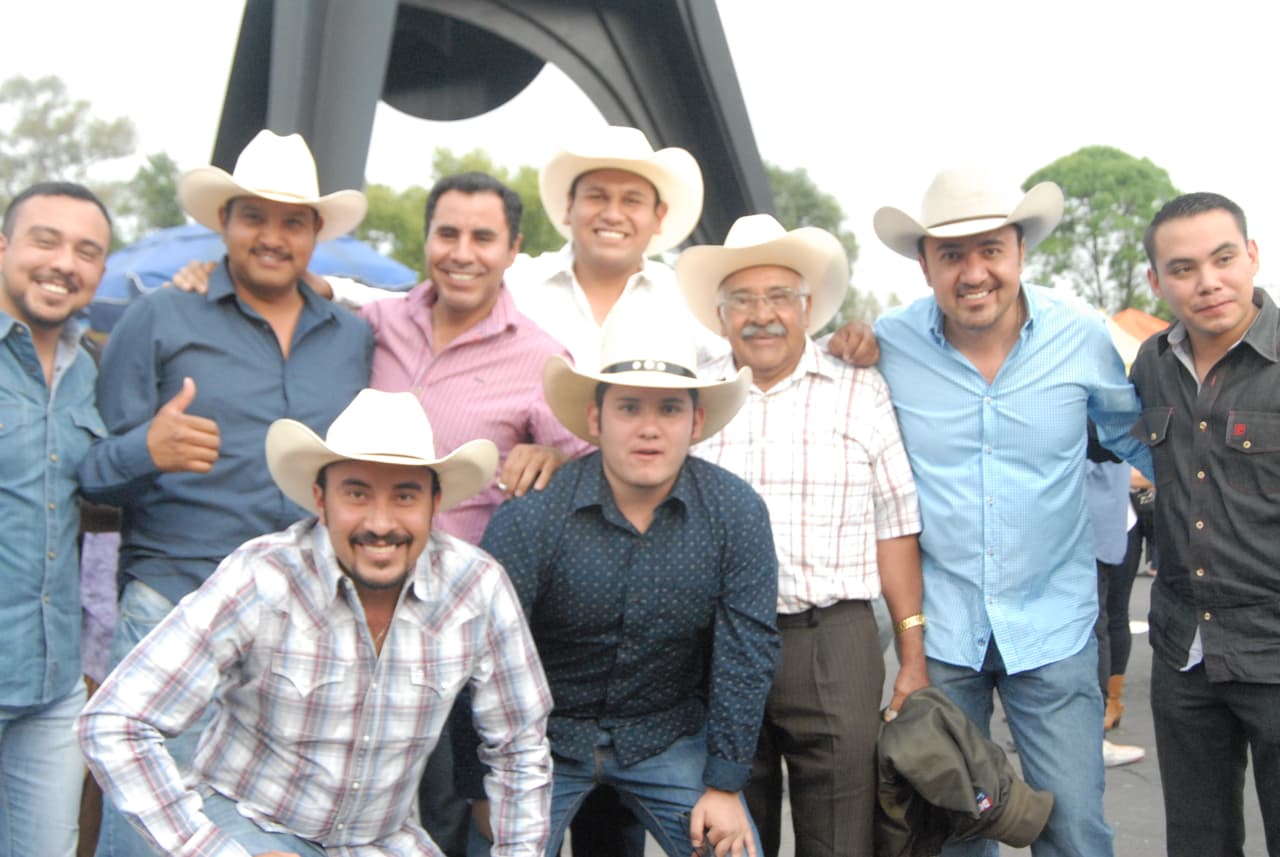 Se hicieron notar afuera del Azteca, porque eran un grupo muy numeroso y todos llevaban sombreros.