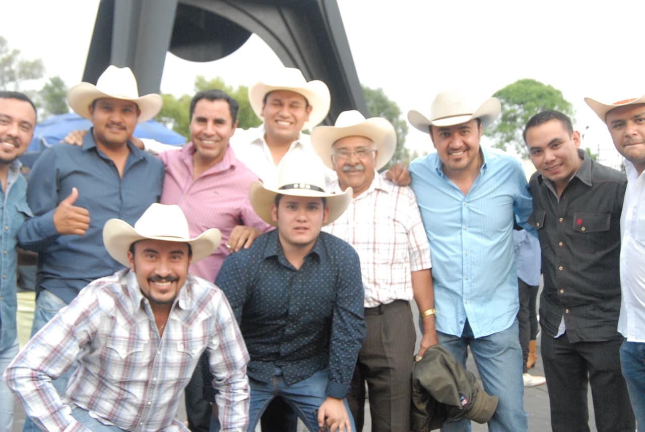 Ellos son primos, amigos y conocidos que viajaron desde Guanajuanto para acompañar a Don Vicente en el último concierto.