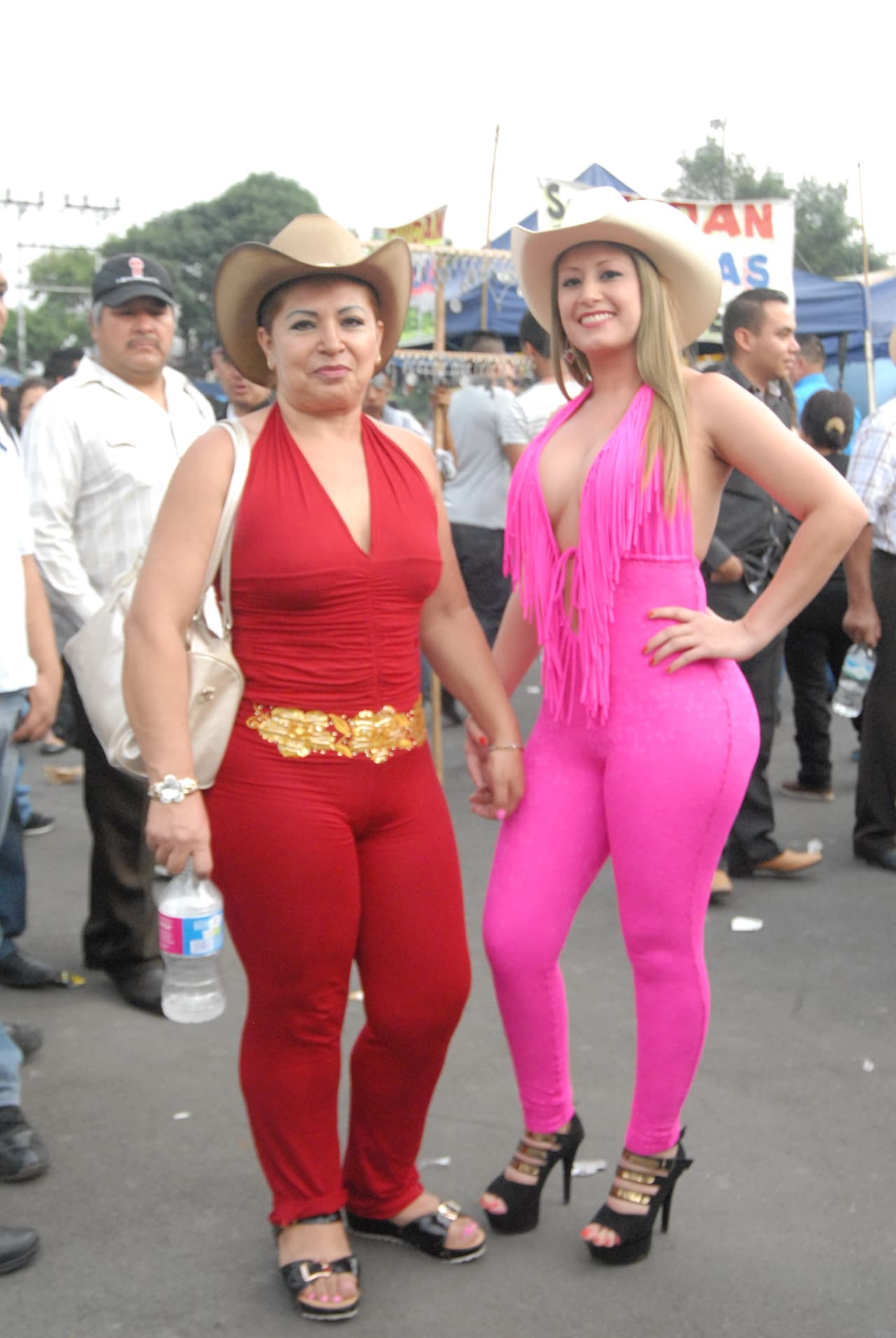 Las guapuras no faltaron, ellas son son originarias de Cali, Colombia y llegaron así de sexys al concierto.