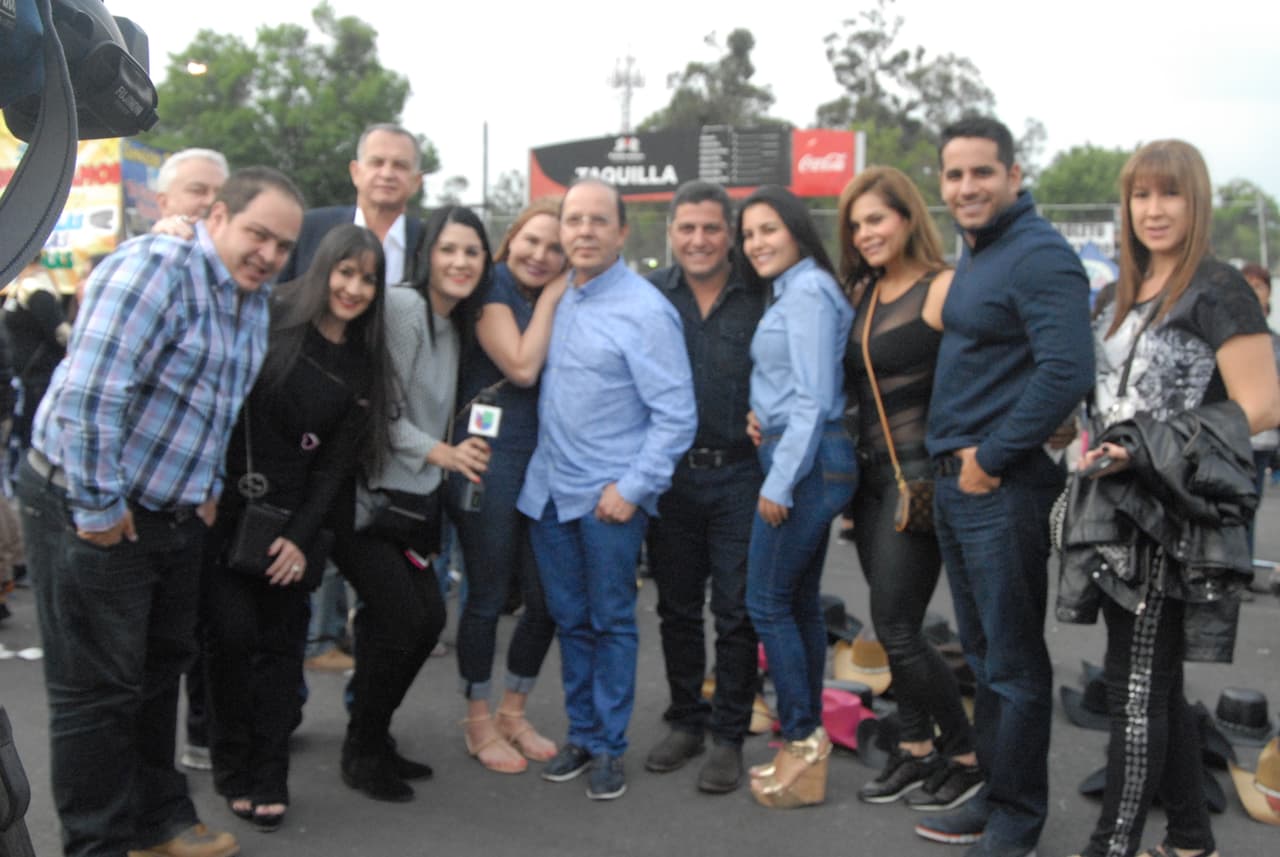 Felices posaron para la cámara y hasta cantaron un pedacito de 'La Ley del Monte'.
