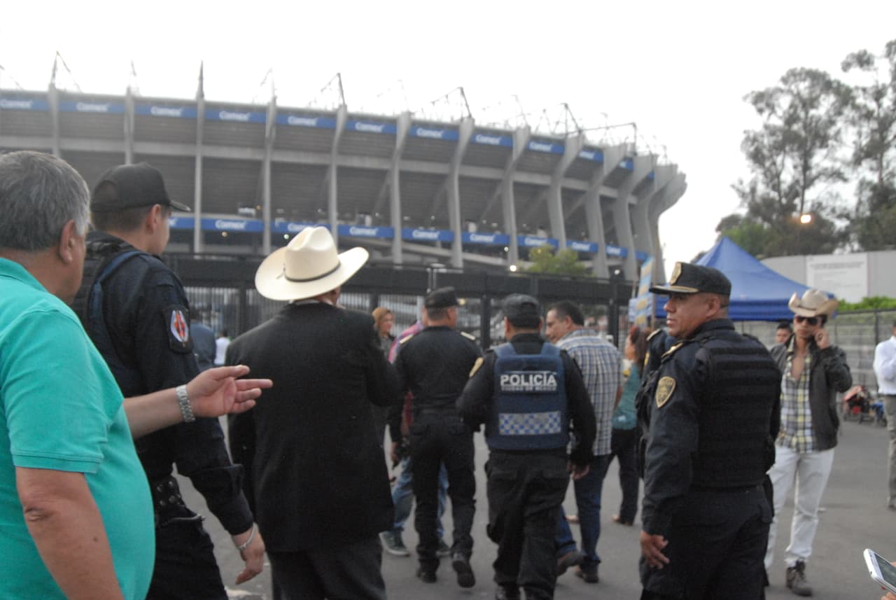 Como era de esperarse no faltó quien abusó de la reventa, y lo peor es que se traaba de boletos que habían sido regalados, pero ellos los vendían.