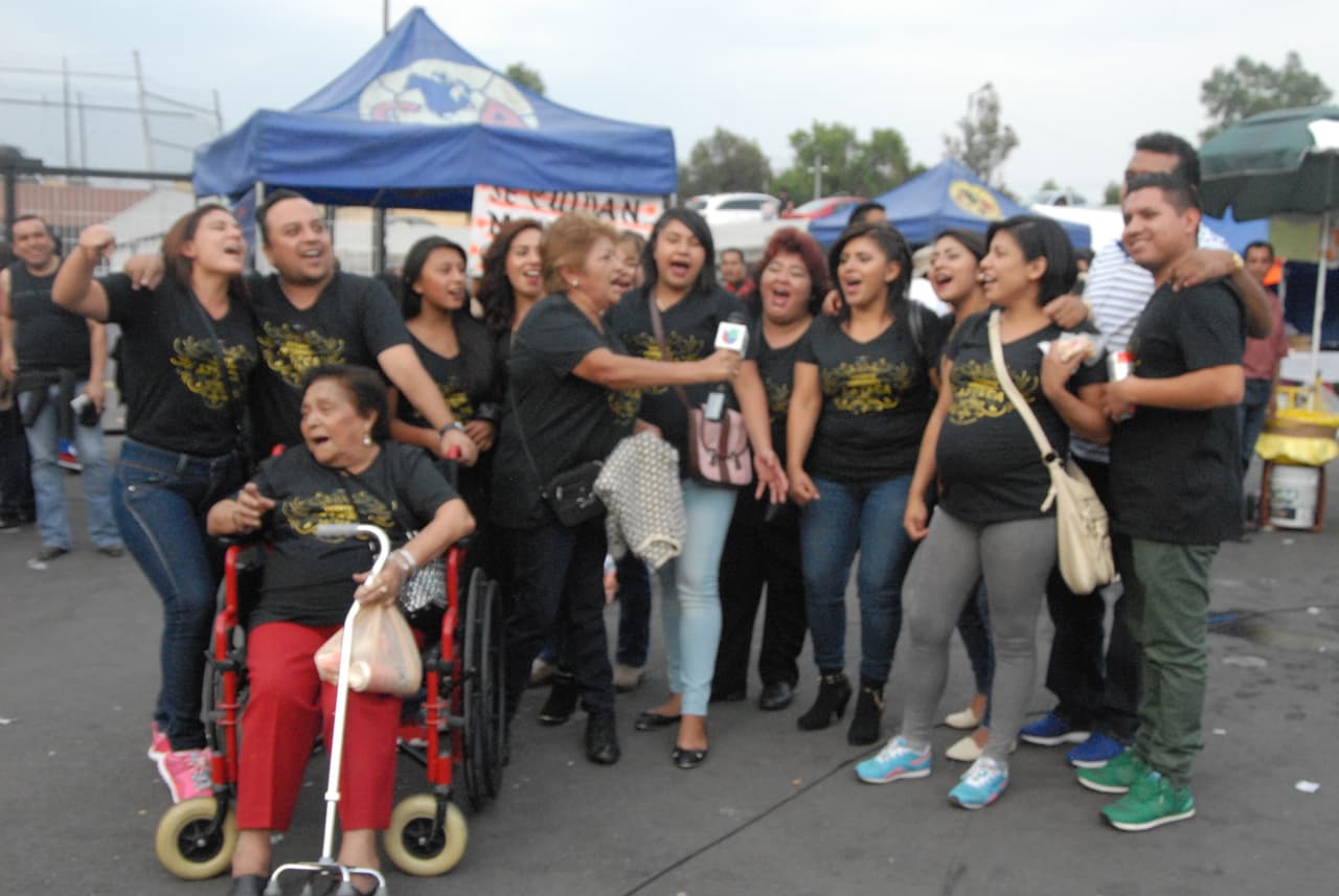 El concierto de despedida de Vicente Fernández congregó a más de 100 mil personas, entre las que llegaron familias completas, amigos y fieles seguidores. ¡Fue toda una fiesta!