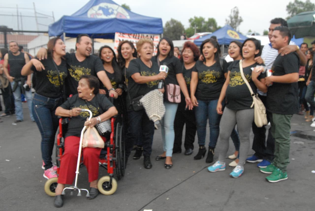 La familia Rodríguez llegó desde Toluca, México, se reunieron 20 integrantes y llegaron hasta con la abuelita de 83 años para disfrutar del concierto.