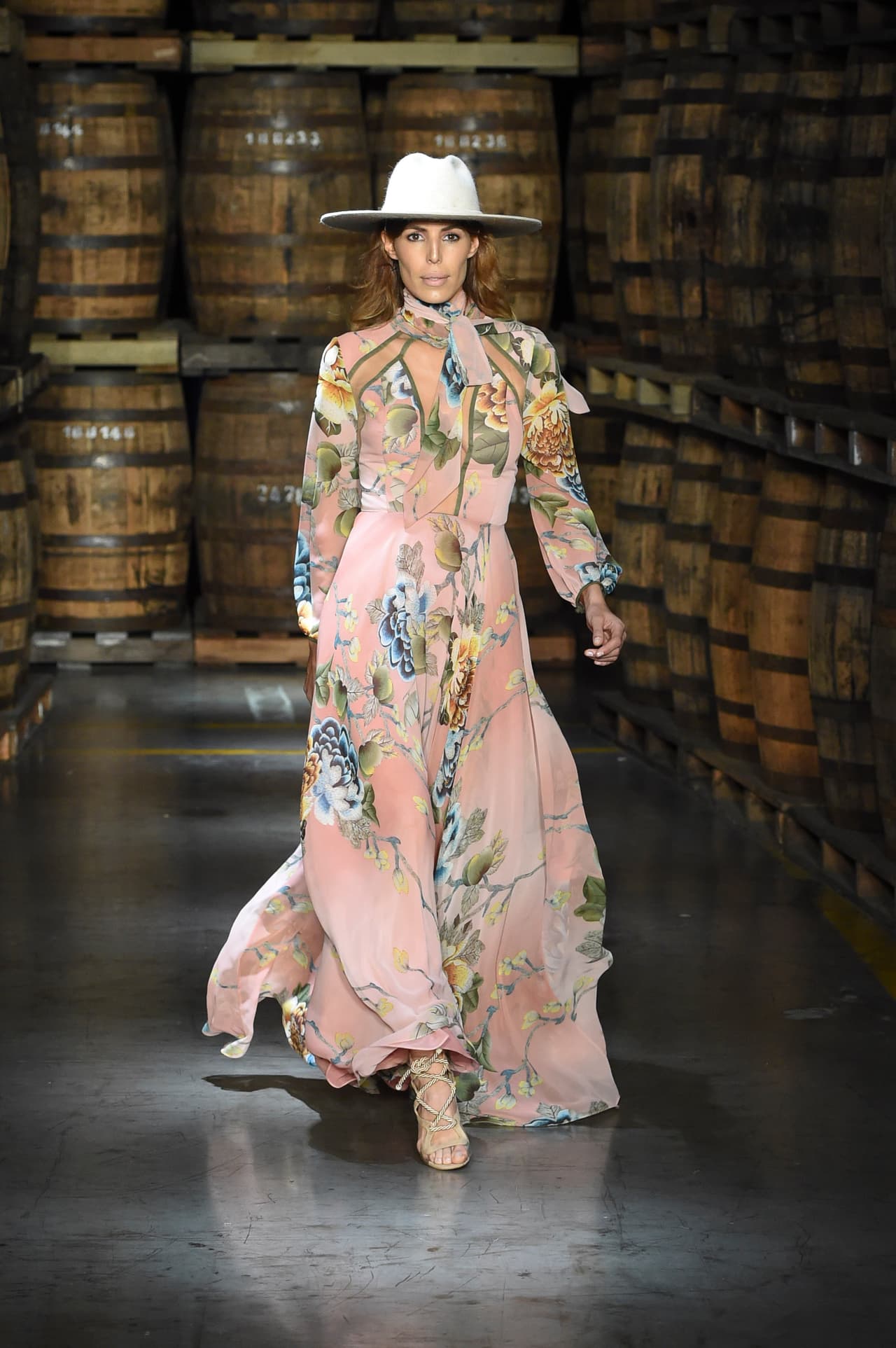 Sus vestidos florales, largos y volátiles, celebraron la feminidad con estampados pasteles y tonos setenteros.