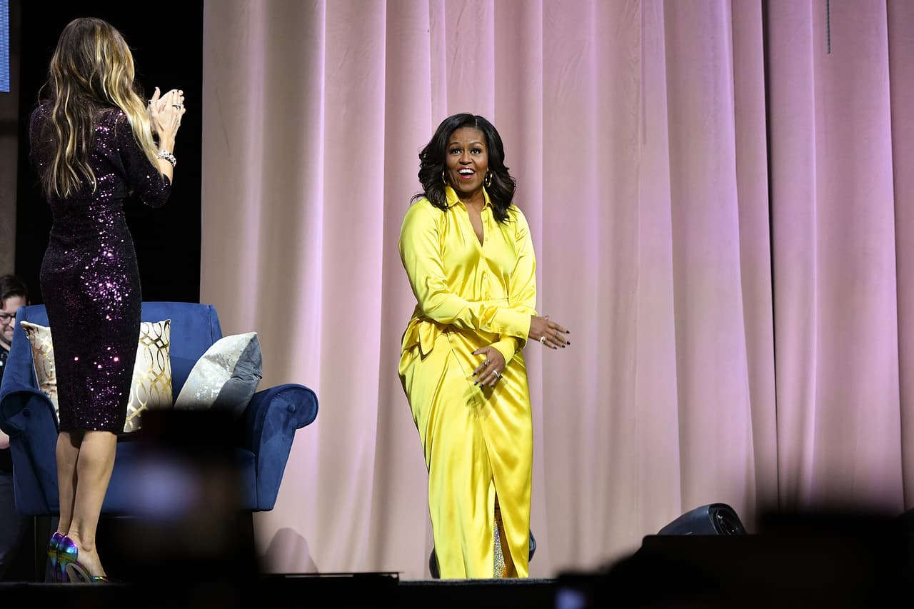 La ex primera dama impactó al subir al estrado no solo por su vestido amarillo canario de la firma Balenciaga, sino por el complemento que llevaba debajo.